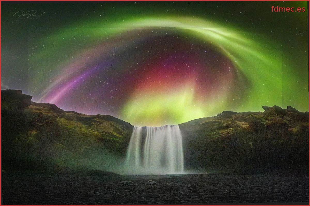 Aurora Colorida sobre una Cascada Islandesa